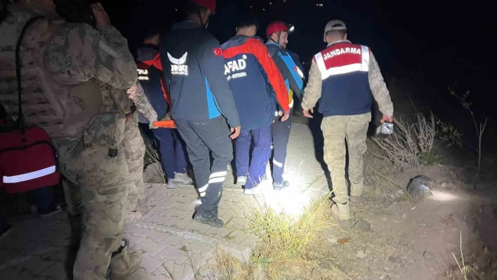 Tunceli'de kayalıklardan düşen kadın kurtarıldı