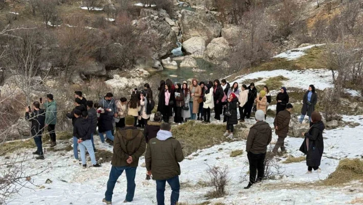 Tunceli'de öğrenciler yaban hayvanları için doğaya yem bıraktı