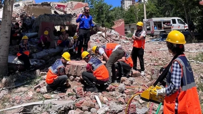 Tunceli'de öğretmenlere depremde arama kurtarma eğitimi ve tatbikatı