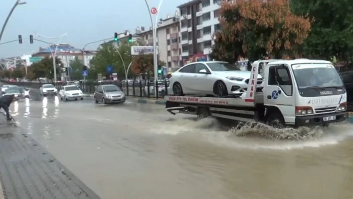 Tunceli'de sağanak sonrası yollar göle döndü, vatandaş tepki gösterdi