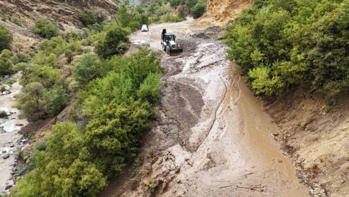 Tunceli'de sağanak yağış heyelana neden oldu