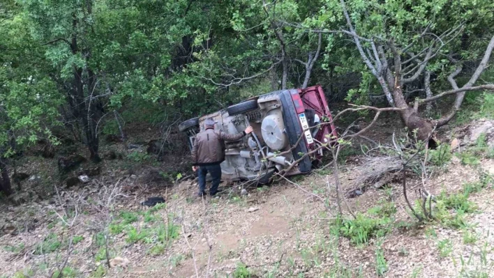 Tunceli'de şarampole devrilen araçtan sürücü sağ kurtuldu