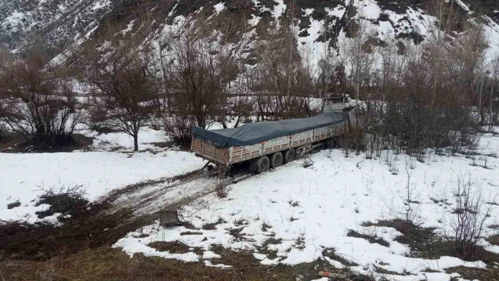 Tunceli'de şeker yüklü tır şarampole yuvarlandı