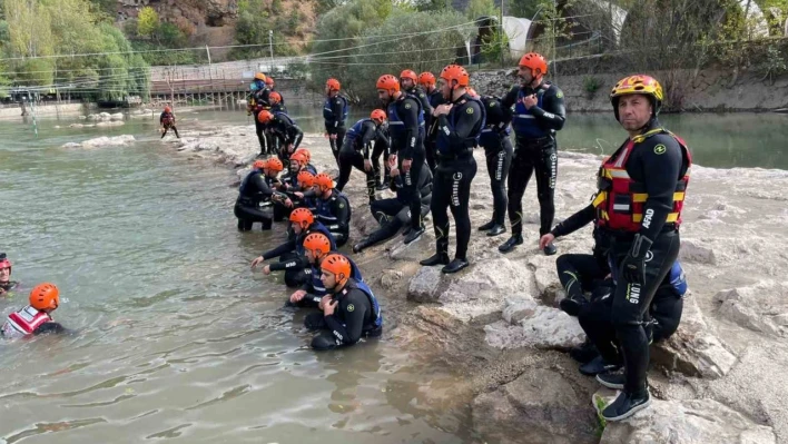 Tunceli'de su üstü kurtarma eğitimi