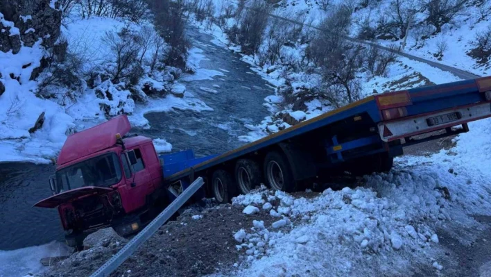 Tunceli'de tır dereye uçtu