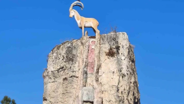 Tunceli'deki devasa kaya gizemini koruyor