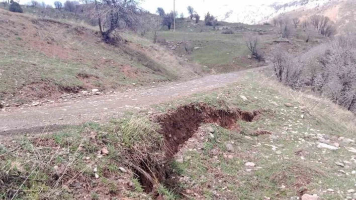 Tunceli İl Özel İdaresi, sağanak yağışın tahribatını gidermek için çalışma başlattı