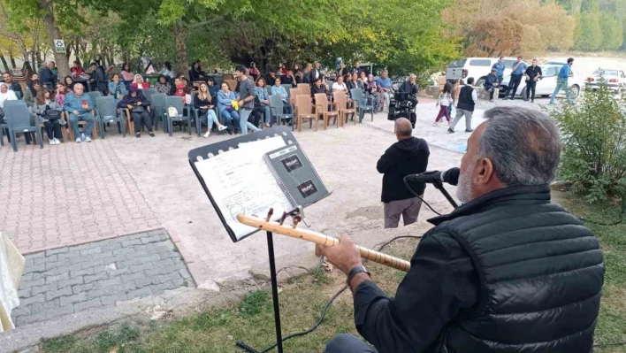 Tuncelili sanatçılar, kanser hastası için destek konseri verdi