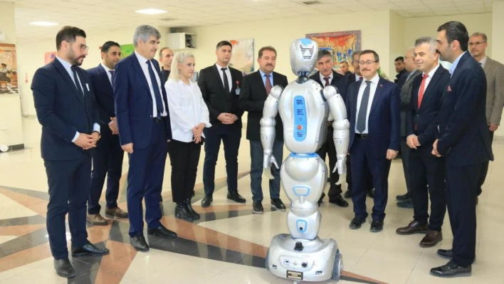 Turgut Özal Tıp Merkezi'nde yapay zekalı robotlar iş başında