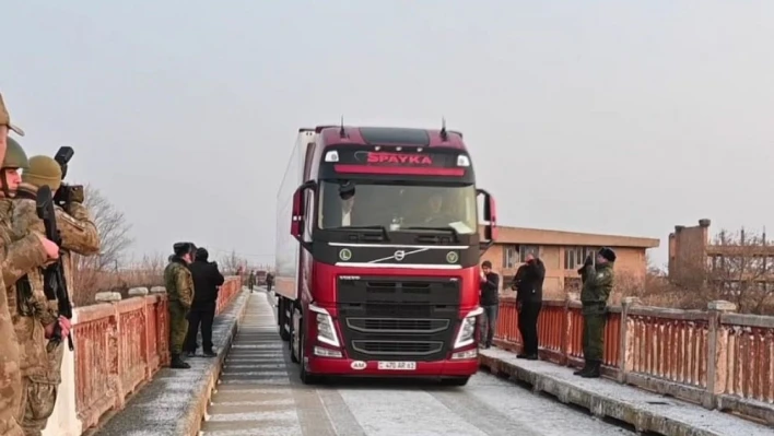Türkiye-Ermenistan sınırı 35 yıl sonra depremzedeler için açıldı