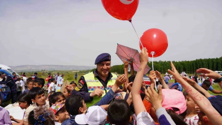 Uçurtma şenliği renkli görüntülere sahne oldu