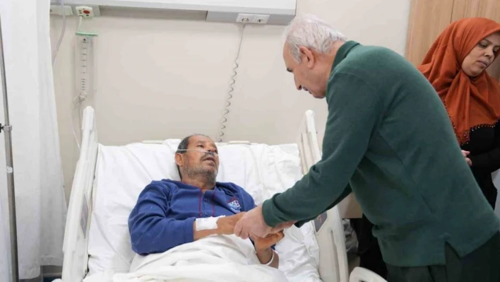 Ümraniye Belediye Başkanı İsmet Yıldırım depremzedeleri hastanede ziyaret etti