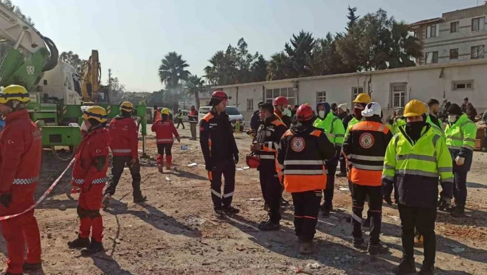 Ümraniye Belediyesi afetin yaralarını sarmak için deprem bölgesinde canla başla çalışıyor