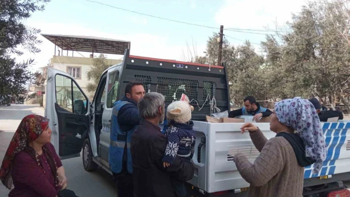 Ümraniye Belediyesi ekipleri afetzedelere gıda, giysi ve battaniye dağıttı