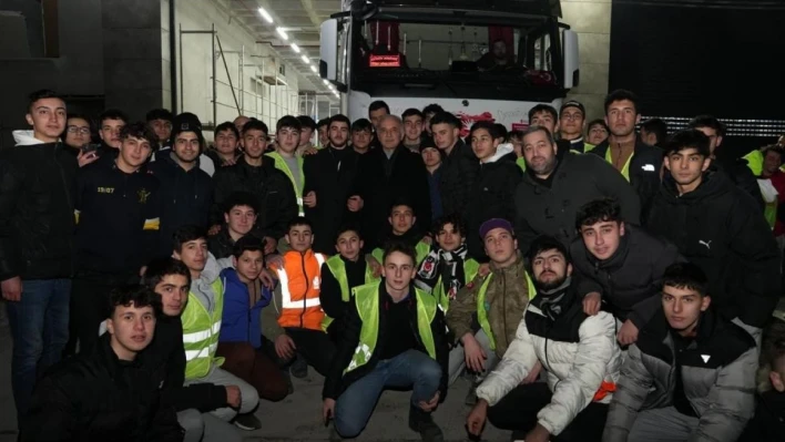 Ümraniye'de 180 tırlık yardım malzemesini arı gibi çalışan gençler hazırladı
