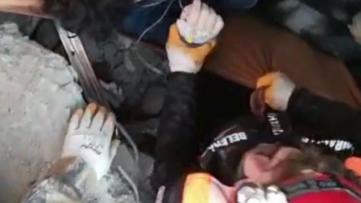Ümraniye ekibi, 33 saat sonra hastane enkazından bir kadını kurtardı