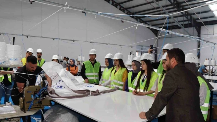 Üniversite öğrencileri çuval fabrikasında incelemelerde bulundular