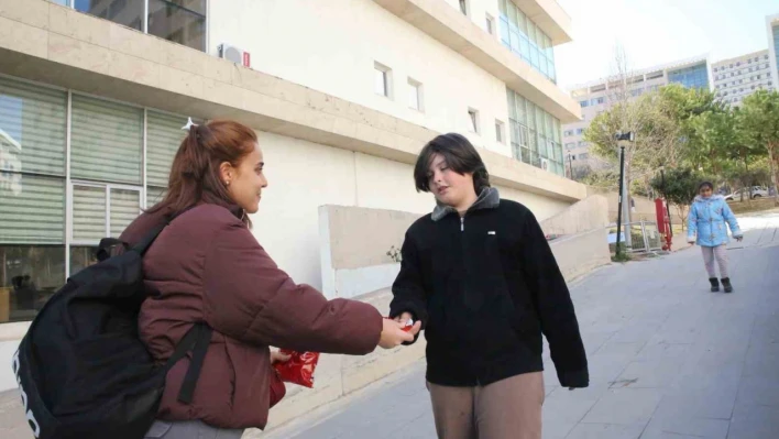 Üniversite öğrencileri kendi malzemelerini depremzedelere bırakıyor