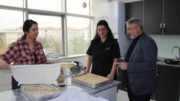 Ünlü şefin depremzedeler için kurduğu lokantaya Çorumlu kadınlardan destek