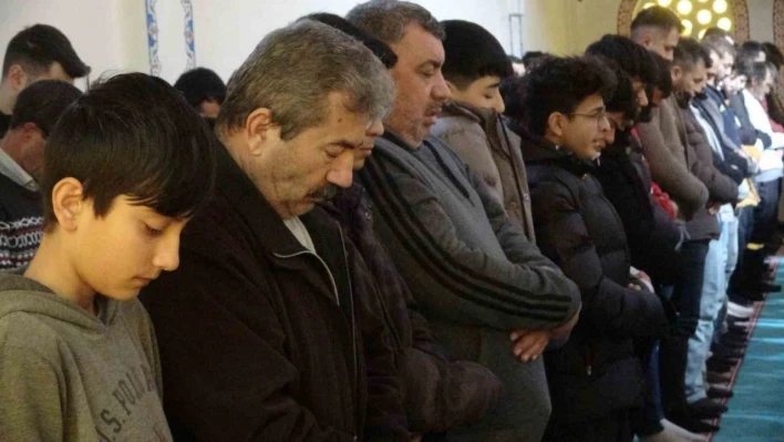 Uşak'ta binlerce vatandaş, depremde hayatını kaybedenler için gıyabi cenaze namazı kıldı