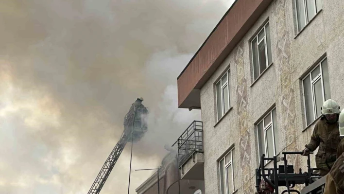 Üsküdar'da 5 katlı binada çıkan yangın 2 binaya daha sirayet etti