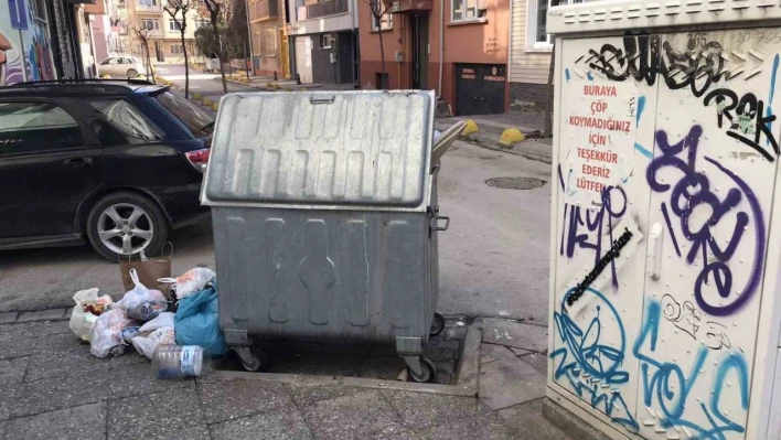 Uyarı yazısı bile kaldırıma çöp atılmasına engel olamadı