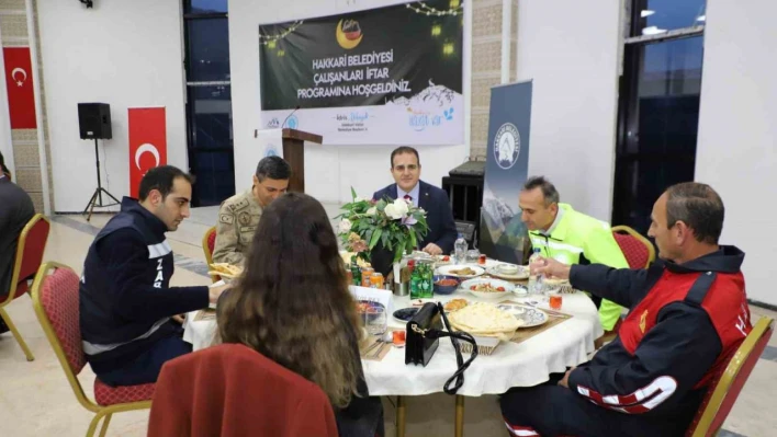 Vali Akbıyık belediye personeli ile iftar açtı