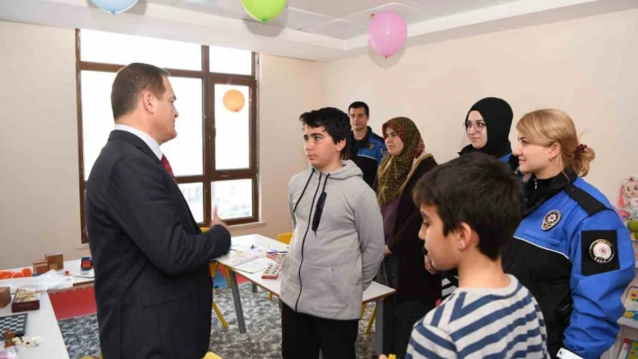 Vali Akbıyık, depremzedeleri yalnız bırakmıyor