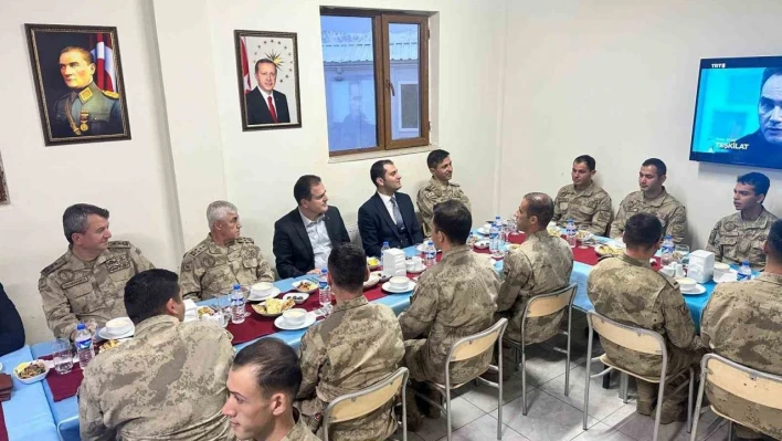 Vali Akbıyık ve Jandarma Genel Komutanı Orgeneral Çetin iftarını Mehmetçikle açtı