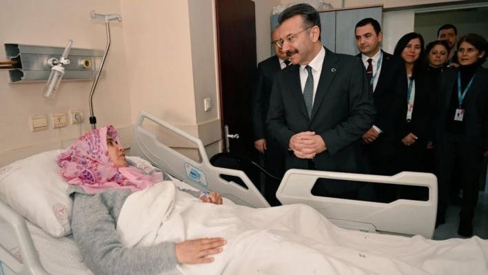 Vali Aksoy, Aydın'da tedavi gören depremzede vatandaşlarla görüştü