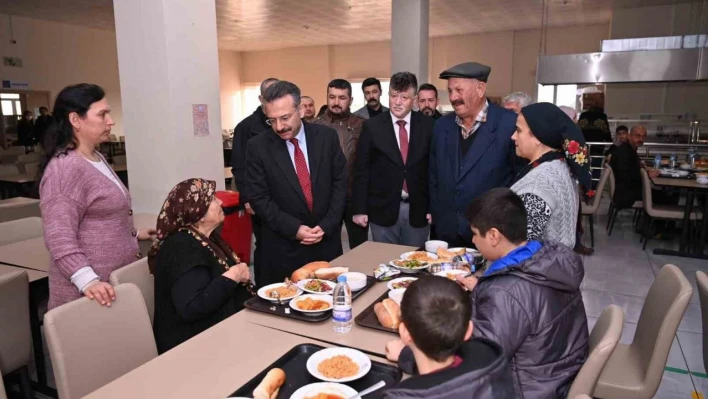 Vali Aksoy, depremzede aileler ile görüştü