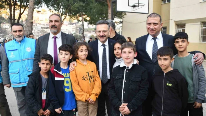 Vali Aksoy, Söke'de konuk edilen depremzedeler ile görüştü