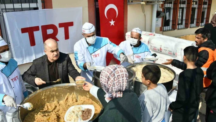 Vali Dağlı, depremzedelere sıcak yemek dağıttı