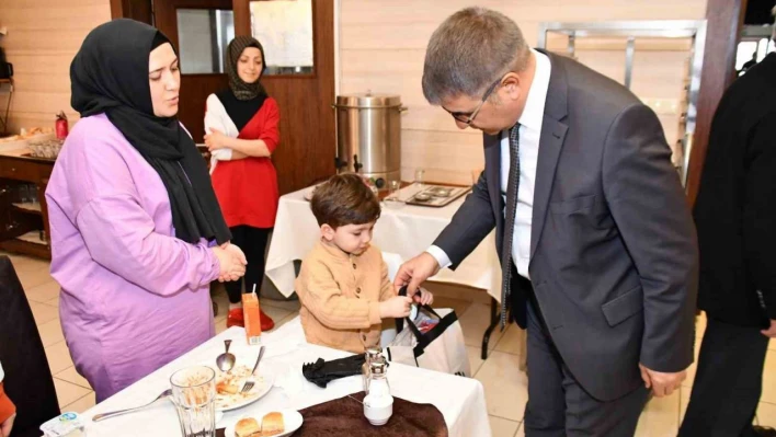 Vali depremzedelerle bir araya geldi