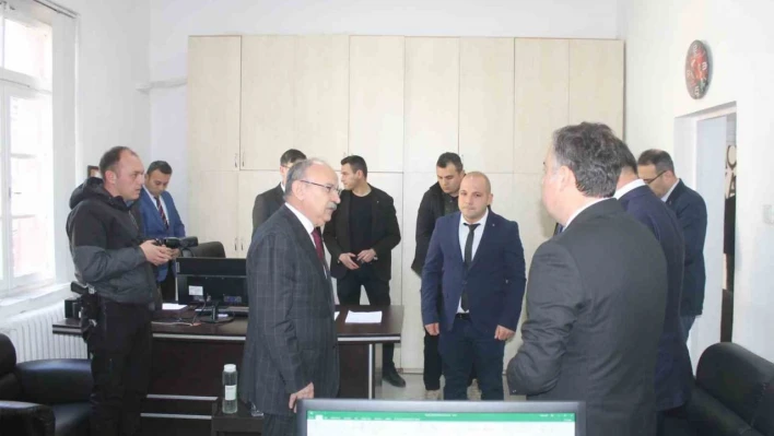 Vali Karadeniz, Turgutlu'da depremzedeler için üretim yapan atölyeleri ziyaret etti