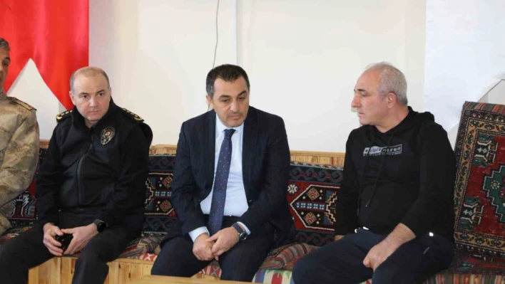 Vali Öksüz, depremzedelerle bir araya geldi