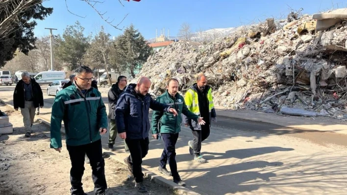 Vali Varol deprem bölgesinde enkaz çalışmalarını sürdürüyor
