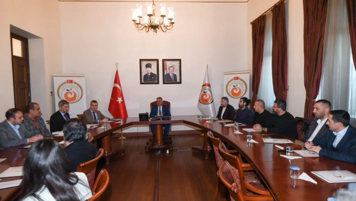 Vali Yazıcı: 'Depremzedelerin bir gece daha bölgede kalmalarını istemiyoruz'