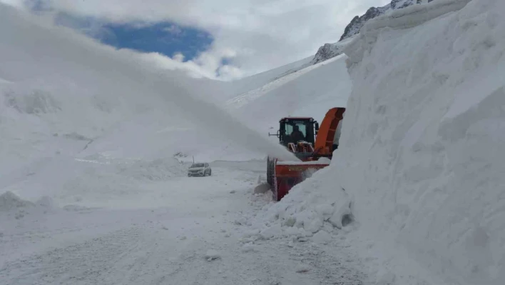 Van-Bahçesaray yolu 42 gün sonra ulaşıma açıldı