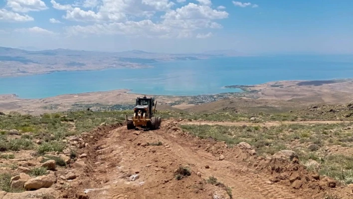 Van Büyükşehir Belediyesi yol çalışmalarını sürdürüyor