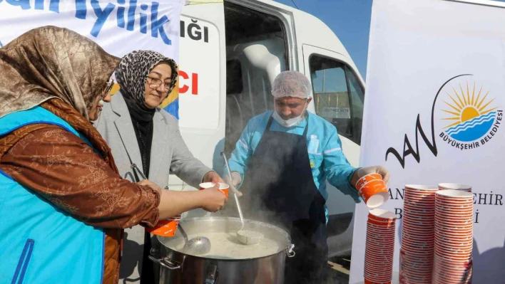 Van Büyükşehir Belediyesinden ayran aşı ikramı