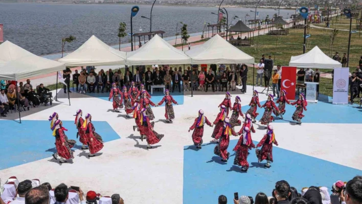 Van'da 13 yöreden folklor gösterisi ilgiyle izlendi