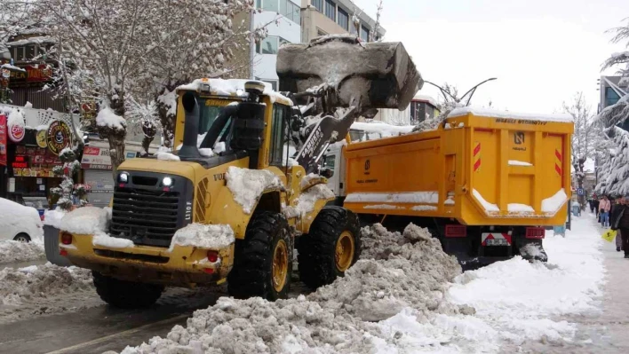 Van'da 83 yerleşim yerinin yolu kardan kapandı