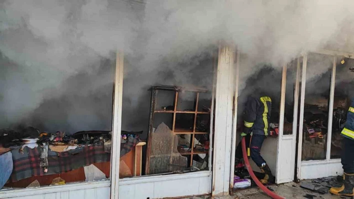 Van'da çıkan yangında bir iş yeri kullanılamaz hale geldi