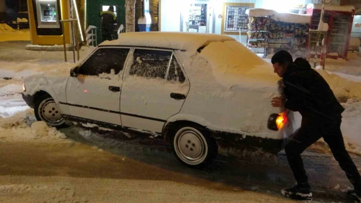 Van'da kar sürücülere zor anlar yaşattı