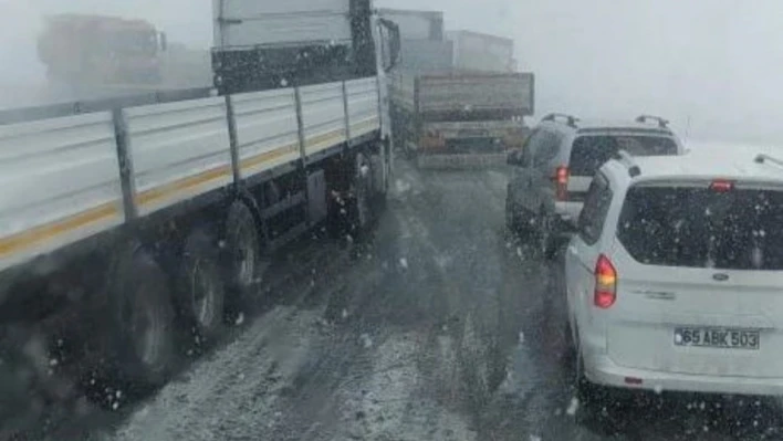 Van'da kar yağışı hayatı olumsuz etkiledi