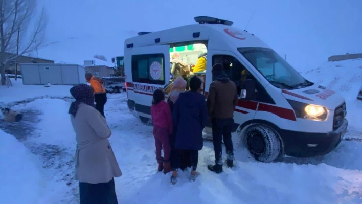 Van'da köyde kardan mahsur kalan hamile kadın hastaneye ulaştırıldı