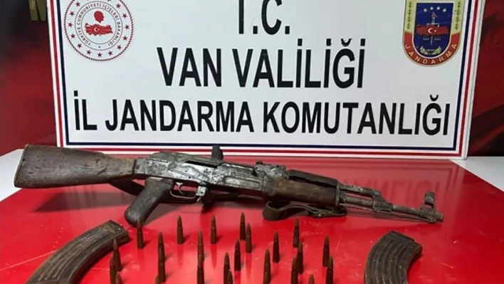 Van'da toprağa gömülü silah ve mühimmat bulundu