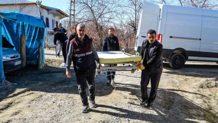 Van'da yatağa tabi vatandaşlara hasta yatağı hediye edildi