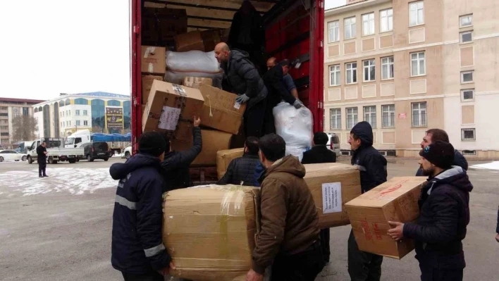 Van'dan deprem bölgesine yardım tırları hareket etti